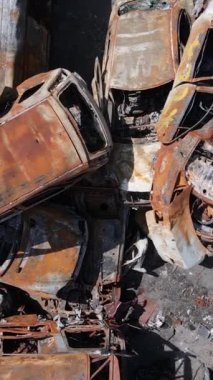 Irpin, Ukrayna 'da çarpışan ve vurulan arabaların dikey videosu - savaşın sonuçları