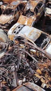 Irpin, Ukrayna 'da çarpışan ve vurulan arabaların dikey videosu - savaşın sonuçları