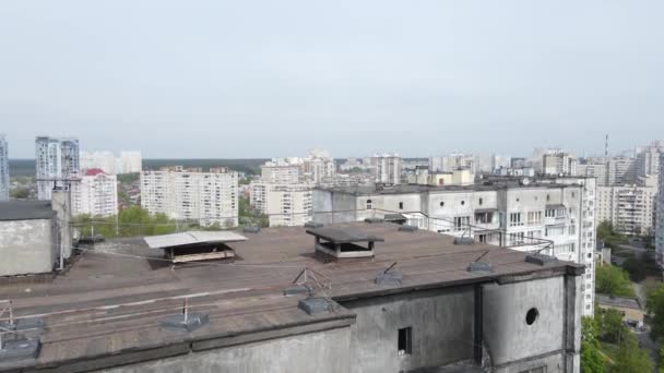 ウクライナでの戦争 キエフで焼かれ 破壊された家 — ストック動画