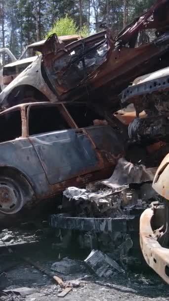 Vídeo Vertical Coches Destruidos Disparados Ciudad Irpin Ucrania Las Consecuencias — Vídeo de stock