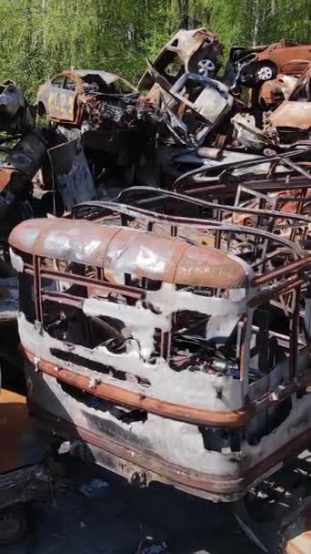 Vídeo Vertical Coches Destruidos Disparados Ciudad Irpin Ucrania Las Consecuencias — Vídeo de stock