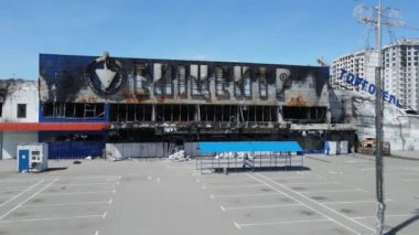 Bucha, Ukrayna 'da yıkılan bir alışveriş merkezinin dikey videosu