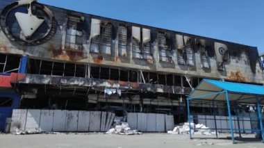 Bucha, Ukrayna 'da yıkılan bir alışveriş merkezinin dikey videosu