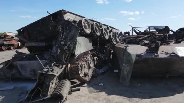 ウクライナでの戦争 ブチャで軍事ハードウェアを破壊 — ストック動画