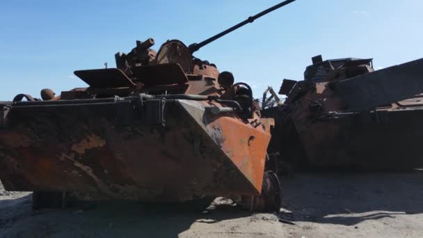 Krieg Der Ukraine Zerstörte Militärausrüstung Bucha — Stockvideo