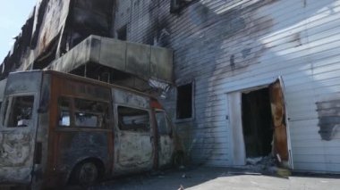 Bucha, Ukrayna 'da yıkılan bir alışveriş merkezinin dikey videosu