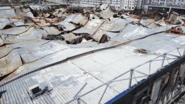 Bucha, Ukrayna 'da yıkılan bir alışveriş merkezinin dikey videosu