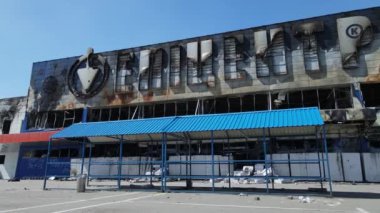 Bucha, Ukrayna 'da yıkılan bir alışveriş merkezinin dikey videosu