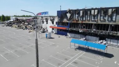 Bucha, Ukrayna 'da yıkılan bir alışveriş merkezinin dikey videosu