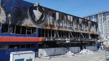 Bucha, Ukrayna 'da yıkılan bir alışveriş merkezinin dikey videosu