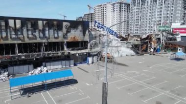Bucha, Ukrayna 'da yıkılan bir alışveriş merkezinin dikey videosu