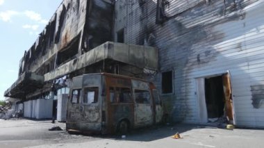 Bucha, Ukrayna 'da yıkılan bir alışveriş merkezinin dikey videosu