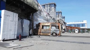 Bucha, Ukrayna 'da yıkılan bir alışveriş merkezinin dikey videosu