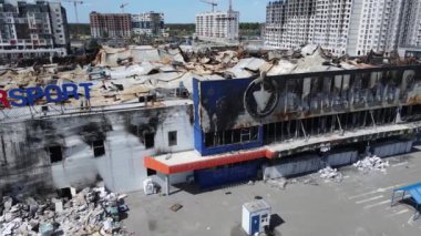 Bucha, Ukrayna 'da yıkılan bir alışveriş merkezinin dikey videosu