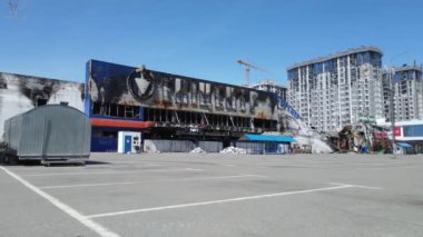 Bucha, Ukrayna 'da yıkılan bir alışveriş merkezinin dikey videosu