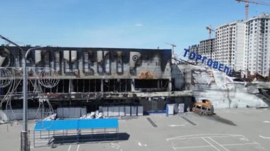 Bucha, Ukrayna 'da yıkılan bir alışveriş merkezinin dikey videosu