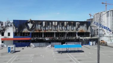 Bucha, Ukrayna 'da yıkılan bir alışveriş merkezinin dikey videosu