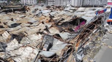 Bucha, Ukrayna 'da yıkılan bir alışveriş merkezinin dikey videosu