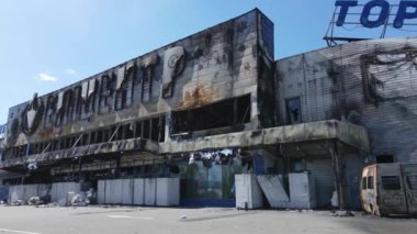 Bucha, Ukrayna 'da yıkılan bir alışveriş merkezinin dikey videosu