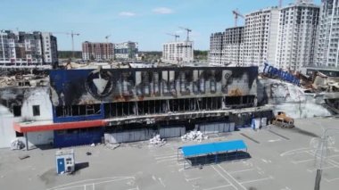Bucha, Ukrayna 'da yıkılan bir alışveriş merkezinin dikey videosu