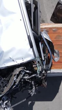 Irpin, Ukrayna 'da çarpışan ve vurulan arabaların dikey videosu - savaşın sonuçları