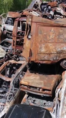 Irpin, Ukrayna 'da çarpışan ve vurulan arabaların dikey videosu - savaşın sonuçları