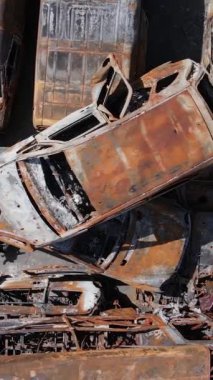 Irpin, Ukrayna 'da çarpışan ve vurulan arabaların dikey videosu - savaşın sonuçları