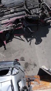 Irpin, Ukrayna 'da çarpışan ve vurulan arabaların dikey videosu - savaşın sonuçları