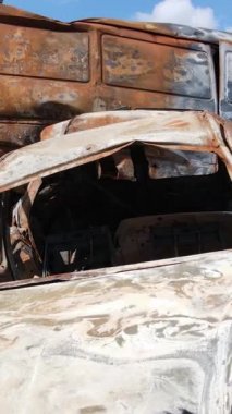 Irpin, Ukrayna 'da çarpışan ve vurulan arabaların dikey videosu - savaşın sonuçları