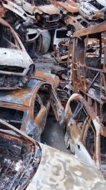 Irpin, Ukrayna 'da çarpışan ve vurulan arabaların dikey videosu - savaşın sonuçları