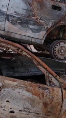 Irpin, Ukrayna 'da çarpışan ve vurulan arabaların dikey videosu - savaşın sonuçları