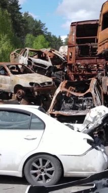 Irpin, Ukrayna 'da çarpışan ve vurulan arabaların dikey videosu - savaşın sonuçları