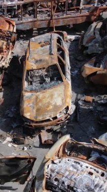 Irpin, Ukrayna 'da çarpışan ve vurulan arabaların dikey videosu - savaşın sonuçları