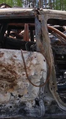 Irpin, Ukrayna 'da çarpışan ve vurulan arabaların dikey videosu - savaşın sonuçları