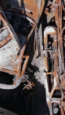 Irpin, Ukrayna 'da çarpışan ve vurulan arabaların dikey videosu - savaşın sonuçları