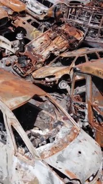 Irpin, Ukrayna 'da çarpışan ve vurulan arabaların dikey videosu - savaşın sonuçları