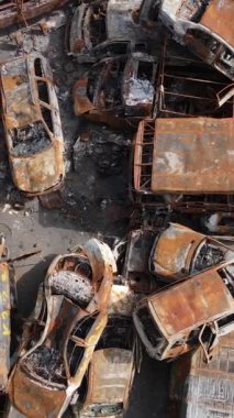 Irpin, Ukrayna 'da çarpışan ve vurulan arabaların dikey videosu - savaşın sonuçları