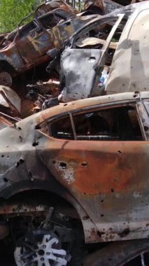 Irpin, Ukrayna 'da çarpışan ve vurulan arabaların dikey videosu - savaşın sonuçları