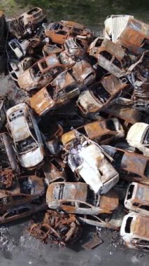 Irpin, Ukrayna 'da çarpışan ve vurulan arabaların dikey videosu - savaşın sonuçları