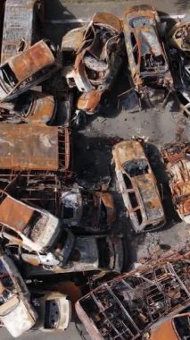 Irpin, Ukrayna 'da çarpışan ve vurulan arabaların dikey videosu - savaşın sonuçları