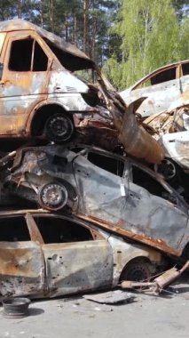 Irpin, Ukrayna 'da çarpışan ve vurulan arabaların dikey videosu - savaşın sonuçları