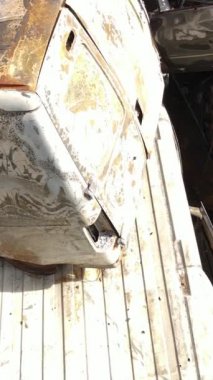 Irpin, Ukrayna 'da çarpışan ve vurulan arabaların dikey videosu - savaşın sonuçları