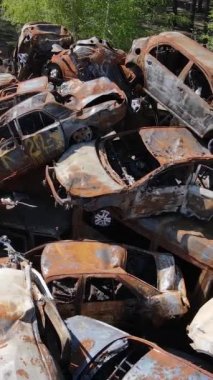 Irpin, Ukrayna 'da çarpışan ve vurulan arabaların dikey videosu - savaşın sonuçları