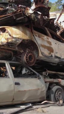 Irpin, Ukrayna 'da çarpışan ve vurulan arabaların dikey videosu - savaşın sonuçları