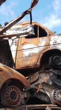 Irpin, Ukrayna 'da çarpışan ve vurulan arabaların dikey videosu - savaşın sonuçları