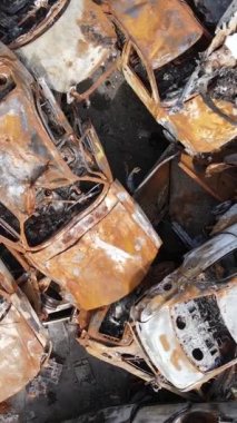 Irpin, Ukrayna 'da çarpışan ve vurulan arabaların dikey videosu - savaşın sonuçları