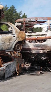 Irpin, Ukrayna 'da çarpışan ve vurulan arabaların dikey videosu - savaşın sonuçları