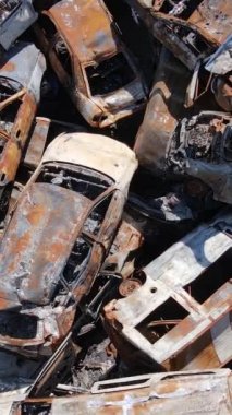 Irpin, Ukrayna 'da çarpışan ve vurulan arabaların dikey videosu - savaşın sonuçları