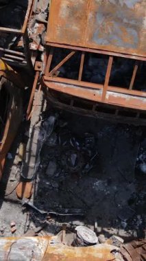 Irpin, Ukrayna 'da çarpışan ve vurulan arabaların dikey videosu - savaşın sonuçları