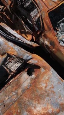 Irpin, Ukrayna 'da çarpışan ve vurulan arabaların dikey videosu - savaşın sonuçları